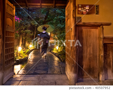 Gion under the night Gion under the night 40507952