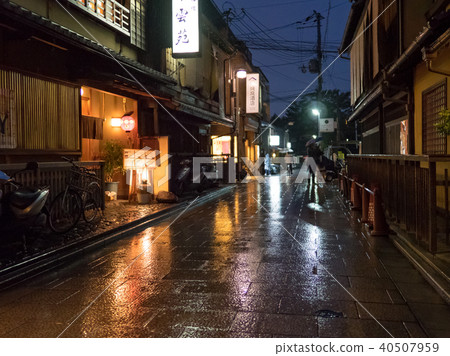 Gion under the night Gion under the night 40507959