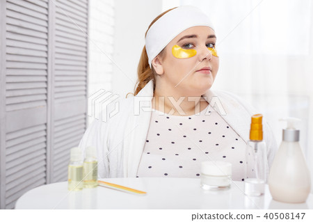 Determined plump woman making an eye mask 40508147