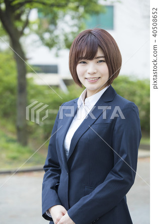 戶外的女商人 40508652