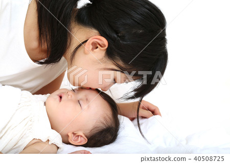 Mother to kiss the sleeping baby Odeko 40508725