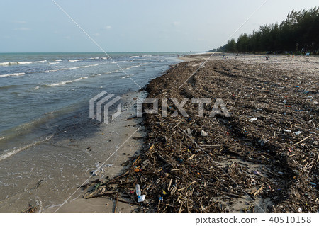 The dirty sea is full of rubbish. The dirty sea is full of rubbish. 40510158