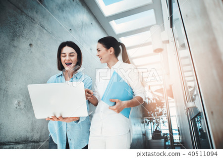 Female business partners having fun 40511094