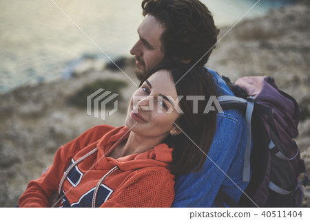 Relaxed loving couple enjoying ocean view 40511404