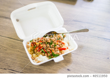 Rice topped with stir-fried pork and basil 40511950