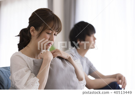 A fighting man and woman 40513449