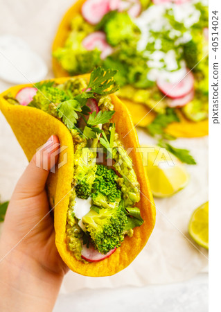 Vegan turmeric tacos with radish, broccoli  40514024
