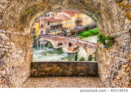 Rock balcony over stone bridge in Verona, Italy Rock balcony over stone bridge in Verona, Italy 40514656
