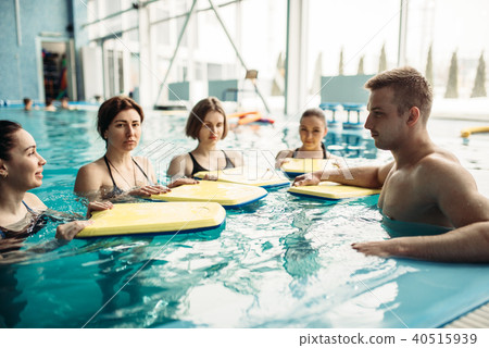 Trainer swims with class on aqua aerobics workout 40515939