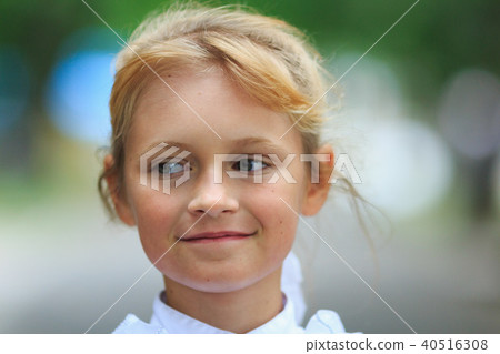 little girl's face closeup, smiling child 40516308