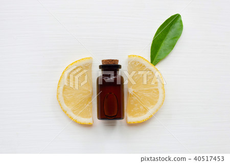 Fresh lemon slices with lemon essential oil . Fresh lemon slices with lemon essential oil . 40517453