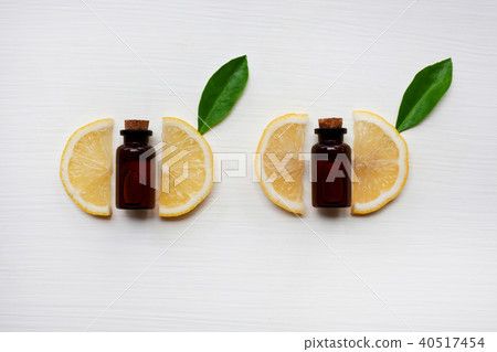 Fresh lemon slices with lemon essential oil . Fresh lemon slices with lemon essential oil . 40517454