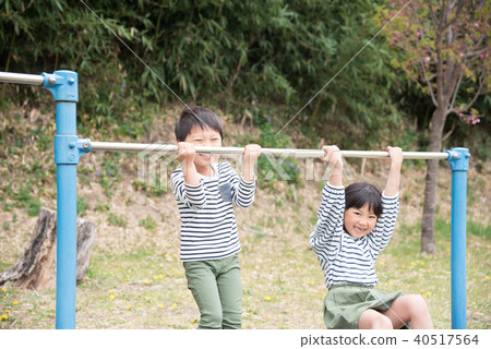 孩子們玩鐵棒 40517564
