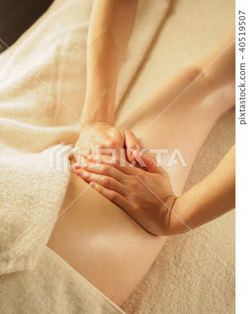 女人的大腿在昏暗的美容院裡散落廢物 40519507