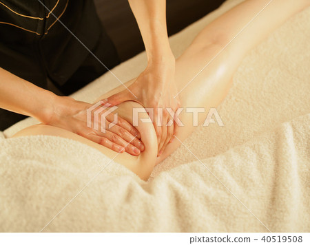 大腿與一個女人在光線昏暗的美容院抽水 大腿與一個女人在光線昏暗的美容院抽水 40519508