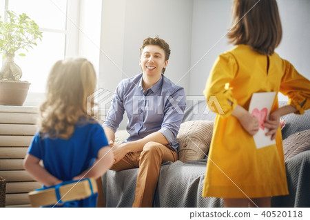 daughters congratulating dad 40520118