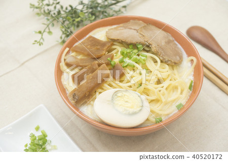 Japanese ramen 40520172