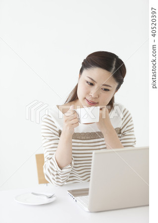 看PC的日本婦女，當喝咖啡時 40520397