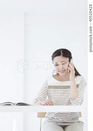 Japanese women talking 40520428