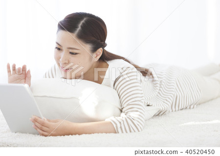 Japanese women watching tablet PC 40520450