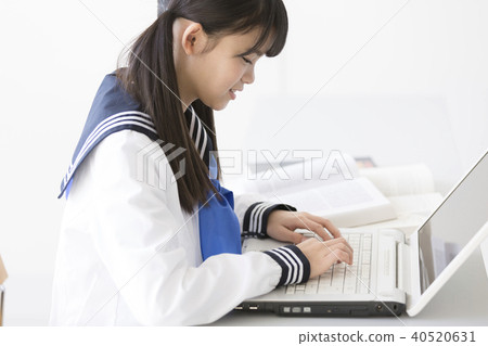 女學生經營一台筆記本電腦 40520631