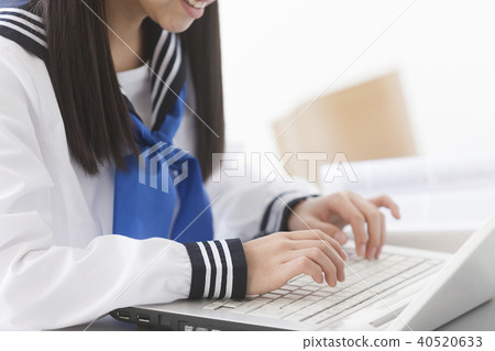 女學生經營一台筆記本電腦 40520633