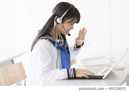 女學生經營一台筆記本電腦 40520635