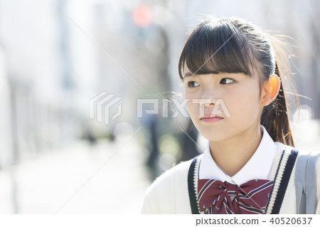 學校的女孩凝視著遠方 40520637