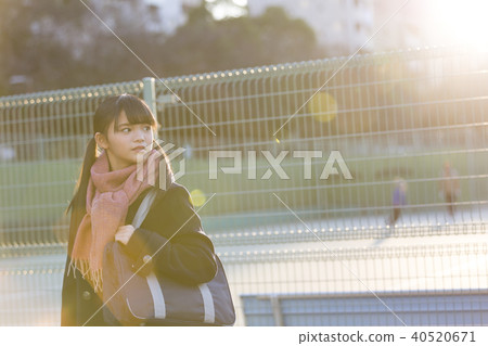 站立在籬芭前面的學校女孩 40520671