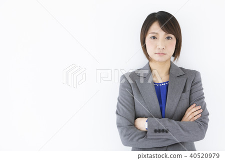 武器折疊的女商人 40520979