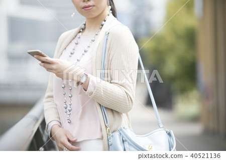 有智能手機的女商人 40521136