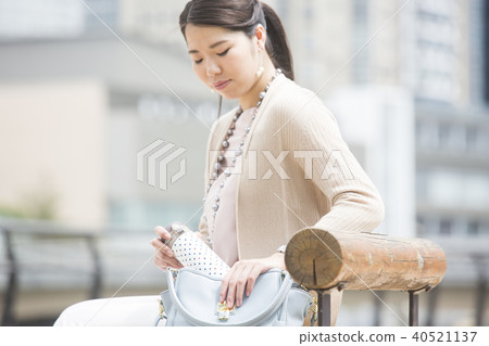 有水瓶的女商人 40521137
