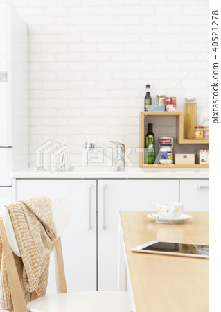 Tablet and tea cup on the table 40521278