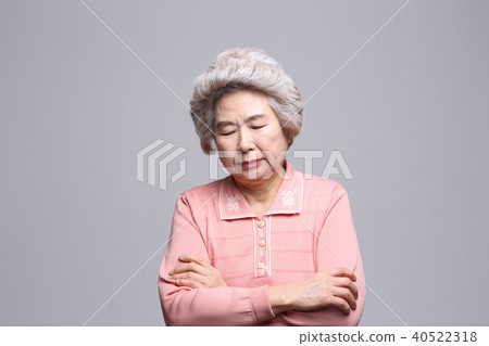 東方女人的面部表情，高級，中年，老人，祖母，特寫，悲傷，孤獨，健康 40522318