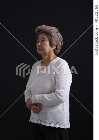 東方女人的面部表情，高級，中年，老人，祖母，特寫，悲傷，孤獨，健康 40522369