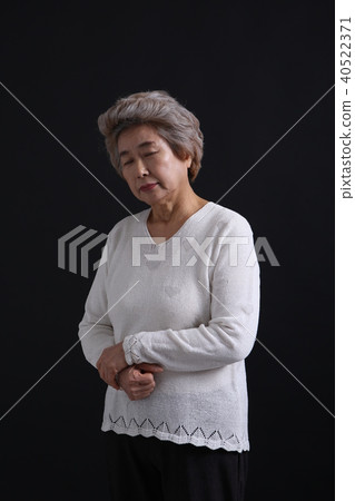 東方女人的面部表情，高級，中年，老人，祖母，特寫，悲傷，孤獨，健康 40522371