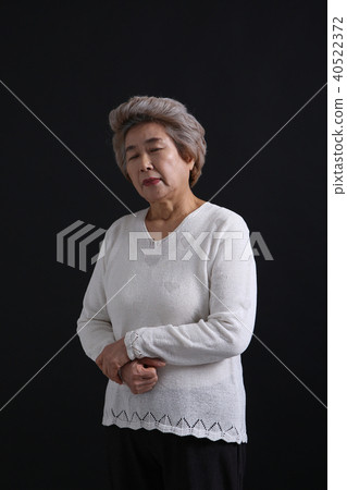 東方女人的面部表情，高級，中年，老人，祖母，特寫，悲傷，孤獨，健康 40522372