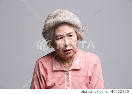 東方女人的面部表情,高級,中年,老人,祖母,特寫,擔心,擔心,懷疑 東方女人的面部表情,高級,中年,老人,祖母,特寫,擔心,擔心,懷疑 40522899