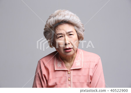 東方女人的面部表情，高級，中年，老人，祖母，特寫，擔心，擔心，懷疑 40522900
