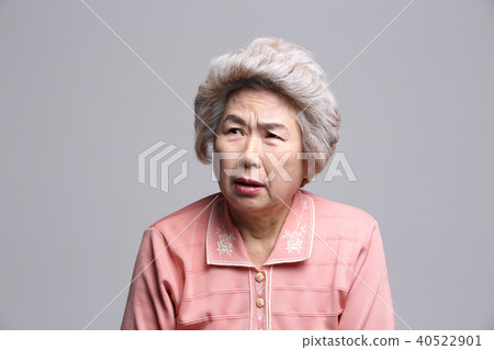 東方女人的面部表情，高級，中年，老人，祖母，特寫，擔心，擔心，懷疑 40522901