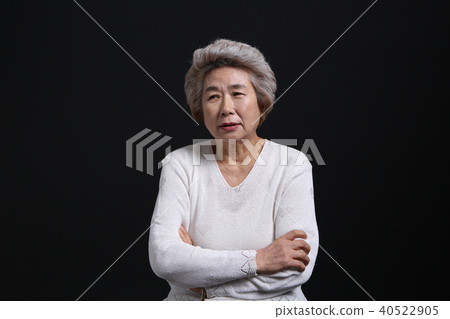 東方女人的面部表情,高級,中年,老人,祖母,特寫,擔心,擔心,懷疑 東方女人的面部表情,高級,中年,老人,祖母,特寫,擔心,擔心,懷疑 40522905