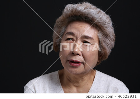 東方女人的面部表情,高級,中年,老人,祖母,特寫,擔心,擔心,懷疑 東方女人的面部表情,高級,中年,老人,祖母,特寫,擔心,擔心,懷疑 40522931