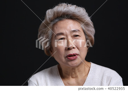 東方女人的面部表情,高級,中年,老人,祖母,特寫,擔心,擔心,懷疑 東方女人的面部表情,高級,中年,老人,祖母,特寫,擔心,擔心,懷疑 40522935