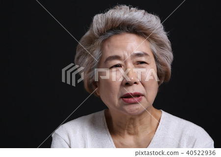 東方女人的面部表情，高級，中年，老人，祖母，特寫，擔心，擔心，懷疑 40522936