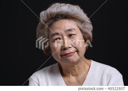 東方女人的面部表情，高級，中年，老人，祖母，特寫，擔心，擔心，懷疑 40522937
