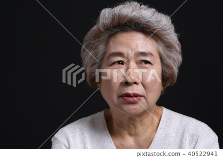 東方女人的面部表情，高級，中年，老人，祖母，特寫，擔心，擔心，懷疑 40522941