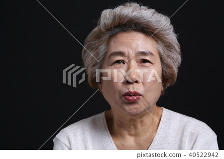 東方女人的面部表情，高級，中年，老人，祖母，特寫，擔心，擔心，懷疑 40522942