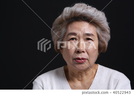 東方女人的面部表情，高級，中年，老人，祖母，特寫，擔心，擔心，懷疑 40522943