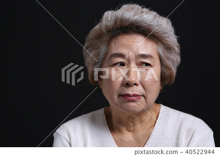 東方女人的面部表情，高級，中年，老人，祖母，特寫，擔心，擔心，懷疑 40522944