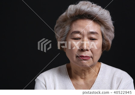 東方女人的面部表情，高級，中年，老人，祖母，特寫，擔心，擔心，懷疑 40522945